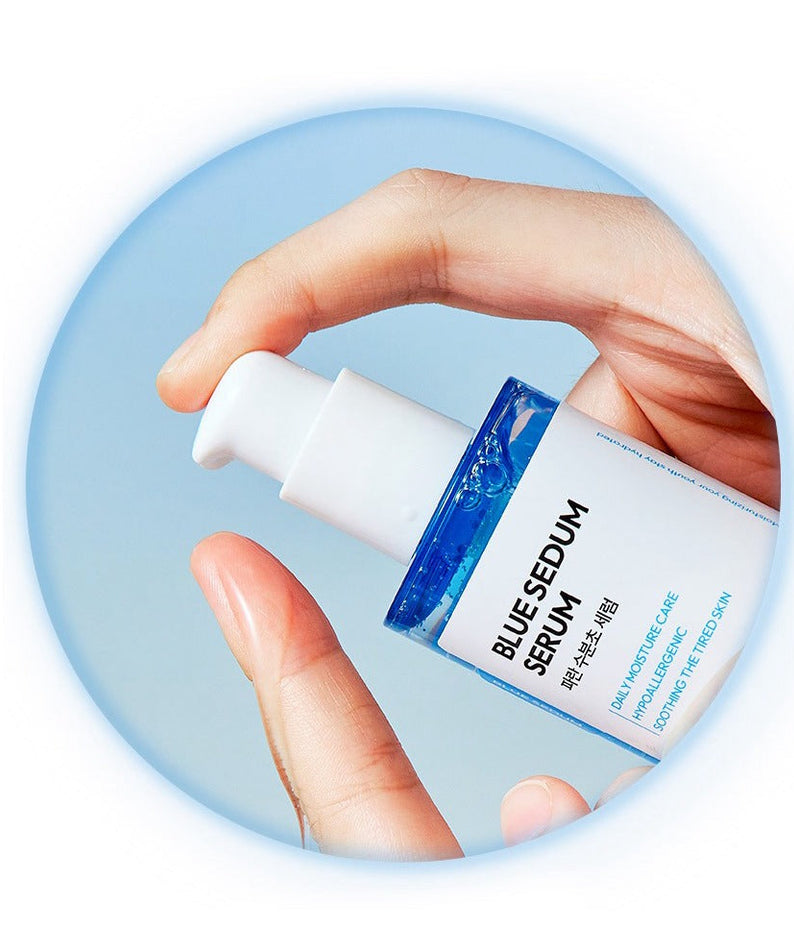 Flacon de 65ml du DASHU Boy Blue Moisture Serum tenu dans une main, sérum hydratant pour une peau parfaite.