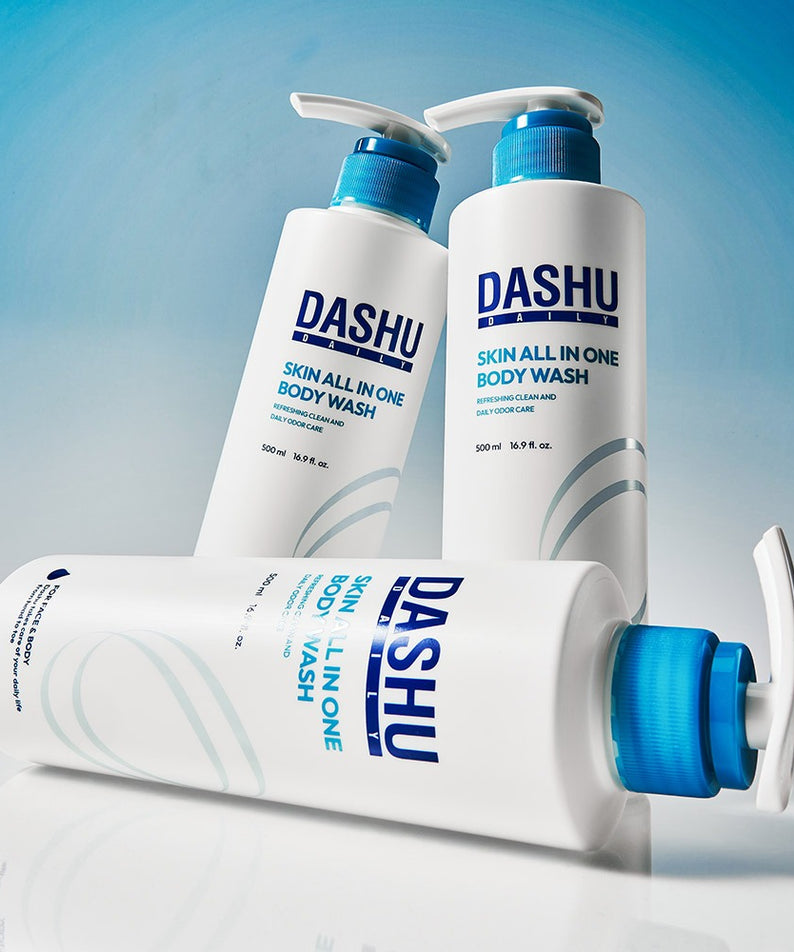 Bouteilles de DASHU Daily Skin All-in-One Body Wash 500ml sur fond bleu.