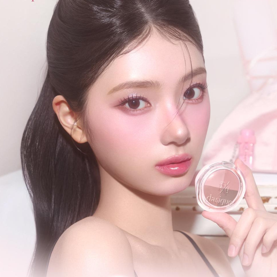 DASIQUE Multi Quad Shadow de la marque DASIQUE, maquillage yeux quad sur fond rose, maquillage glamour en studio