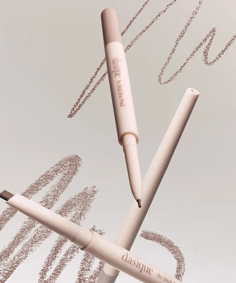 DASIQUE Pro Detail Brow Pencil 6 colors, marque DASIQUE, sur fond clair avec traits de sourcils.
