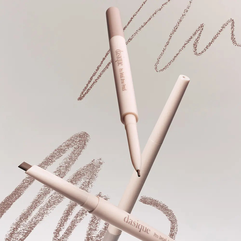 DASIQUE Pro Detail Brow Pencil 6 colors, marque DASIQUE, sur fond clair avec traits de sourcils.