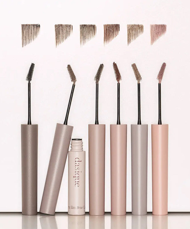 DASIQUE Pro Slim Brow Cara 6 colors, maquillage sourcils de la marque DASIQUE, tubes et brosses sur fond clair