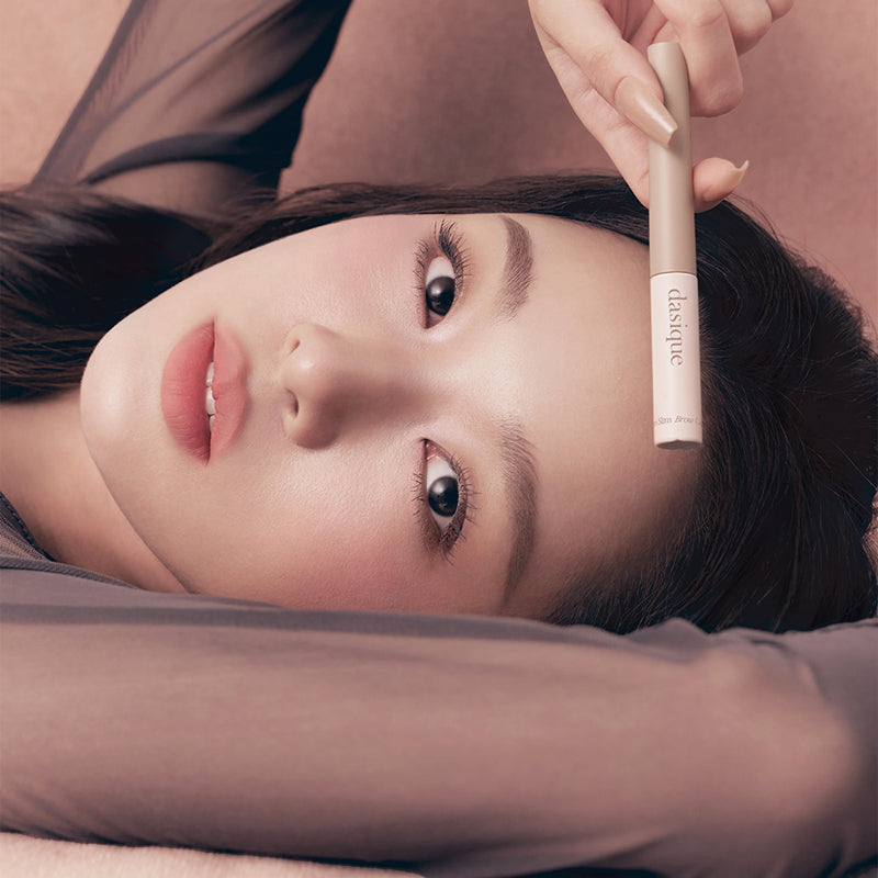 DASIQUE Pro Slim Brow Cara 6 colors : maquillage des sourcils, femme au teint naturel, tenue de la brosse en gros plan.