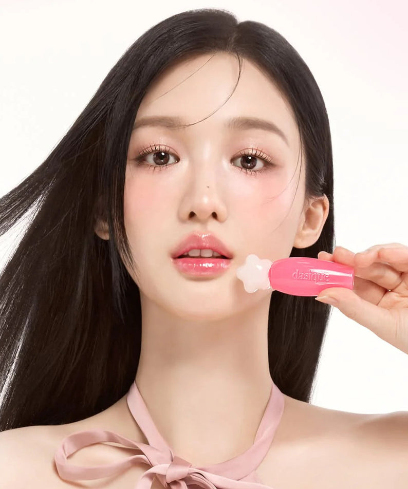 DASIQUE Pure Water Lip Gloss sur les lèvres d'une femme, brillance éclatante et hydratation.
