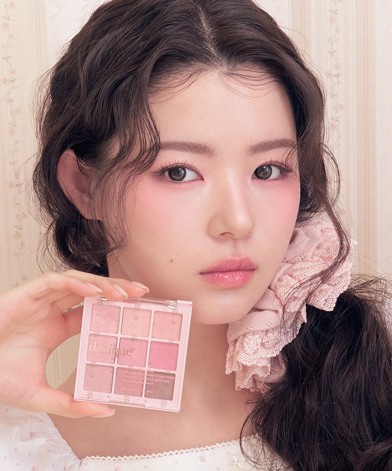 DASIQUE Shadow Palette 8g (#01 - #39) de la marque DASIQUE : maquillage, palette rose tenue près du visage maquillé