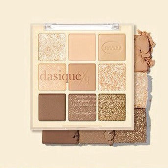 DASIQUE Shadow Palette 8g (#01 - #39) de DASIQUE : palette de fards à l’ombre, swatchs dorés et bruns sur fond beige.