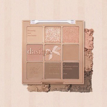 DASIQUE Shadow Palette 8g (#01 - #39) par DASIQUE, palette maquillage yeux nude avec poudre scintillante sur fond beige.