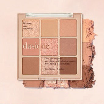 DASIQUE Shadow Palette 8g (#01 - #39) de Dasique, palette de fards nude sur fond beige, poudre et texture visuelle.