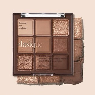 DASIQUE Shadow Palette 8g (#01 - #39), marque DASIQUE, palette ombres à paupières nude et paillettes sur fond beige.