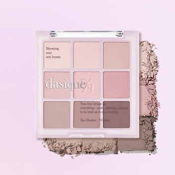 DASIQUE Shadow Palette 8g (#01 - #39) : palette de fards, maquillage nude, sur fond rose avec textures poudre, produits DASIQUE.