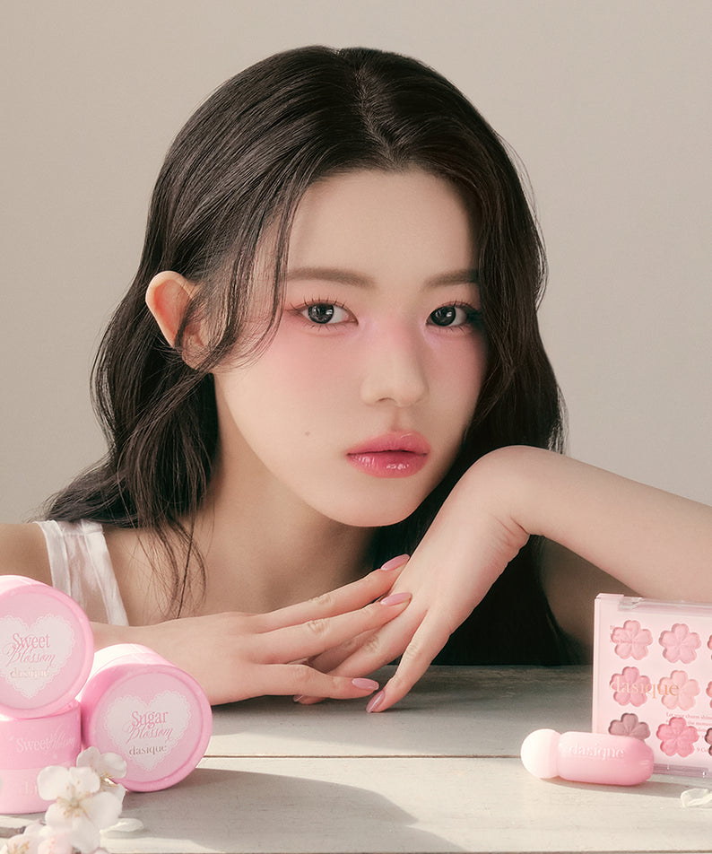 DASIQUE Sugar Ball Blush 2 colors : maquillage joues en boules, marque en ambiance pastel sur table, portrait maquillé