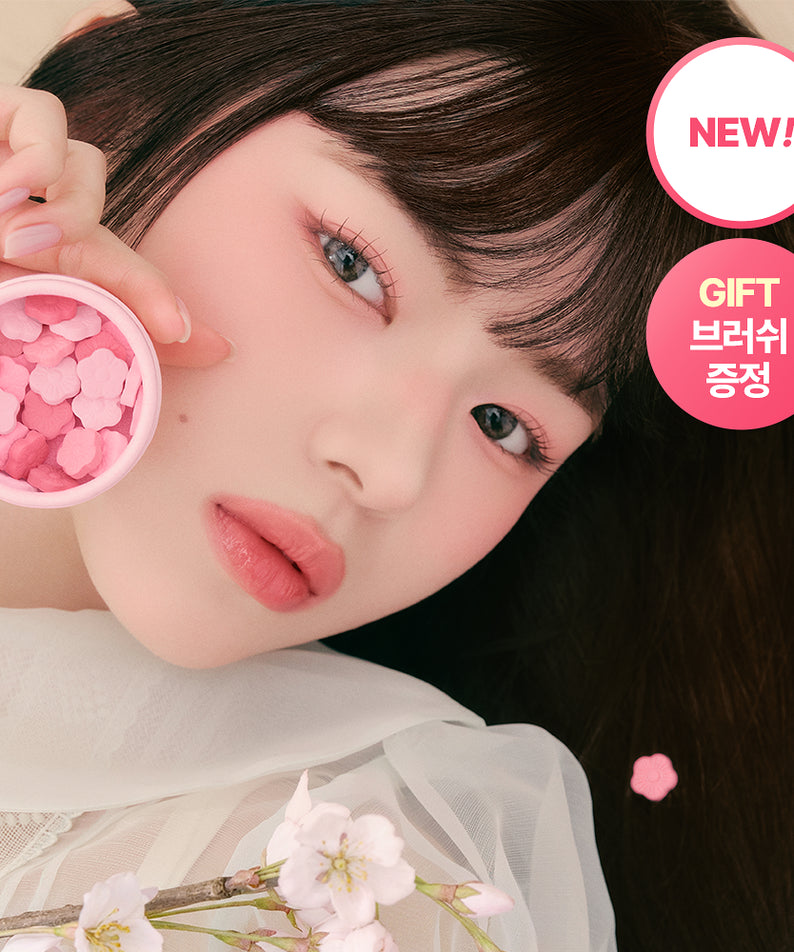 DASIQUE Sugar Ball Blush 2 colors : jeune femme tenant le blush en boule rose, marque DASIQUE, maquillage lumineux.
