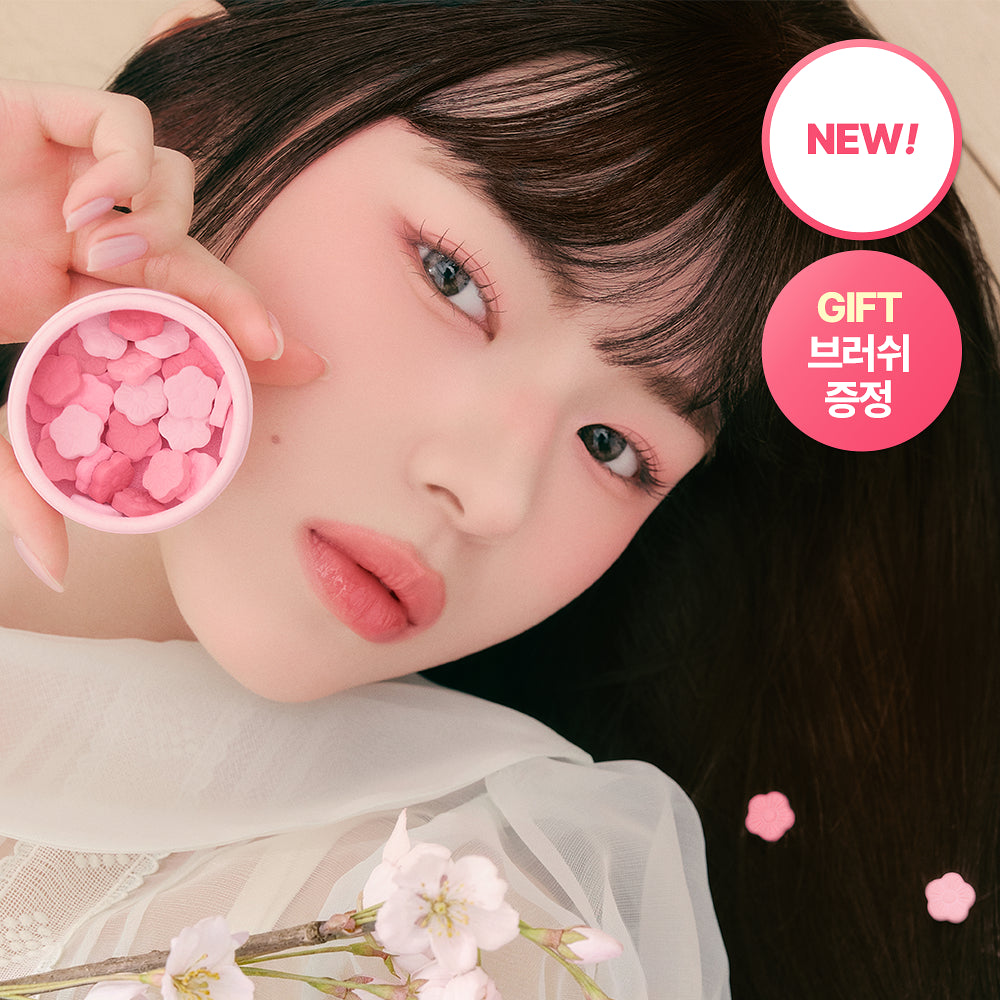 DASIQUE Sugar Ball Blush 2 colors : jeune femme tenant le blush en boule rose, marque DASIQUE, maquillage lumineux.