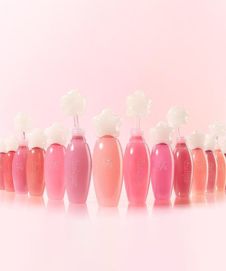Collection de gloss pour lèvres DASIQUE Pure Water, nuances pastel sur fond rose clair.