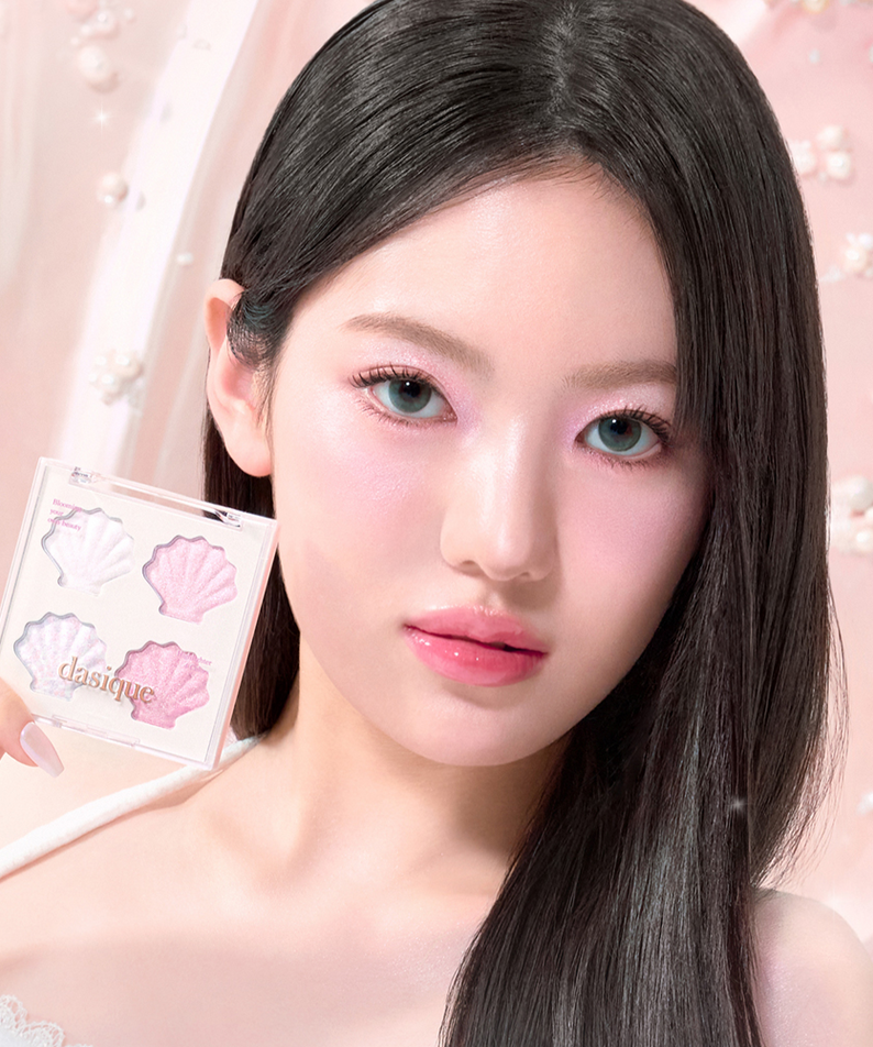 Femme tenant la palette DASIQUE Shine Glowy Highlighter, maquillage lumineux, design élégant pour un look éblouissant.