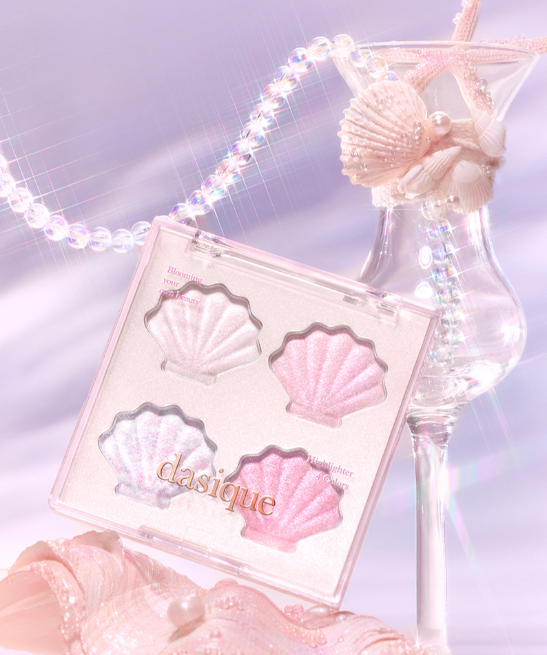 Palette d'enlumineur DASIQUE Shine Glowy, élégant pour un éclat lumineux, présentée sur fond rose avec perles et coquillages.