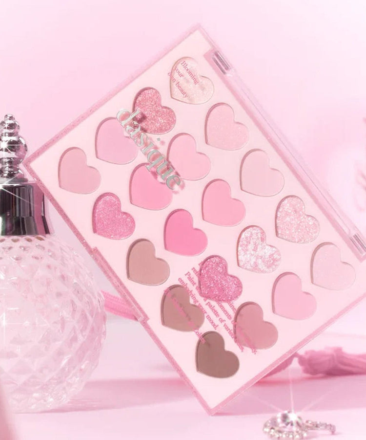 DASIQUE Mood Shadow Palette (#01 to #07) de la marque DASIQUE, packaging cœurs roses sur fond rose maquillage