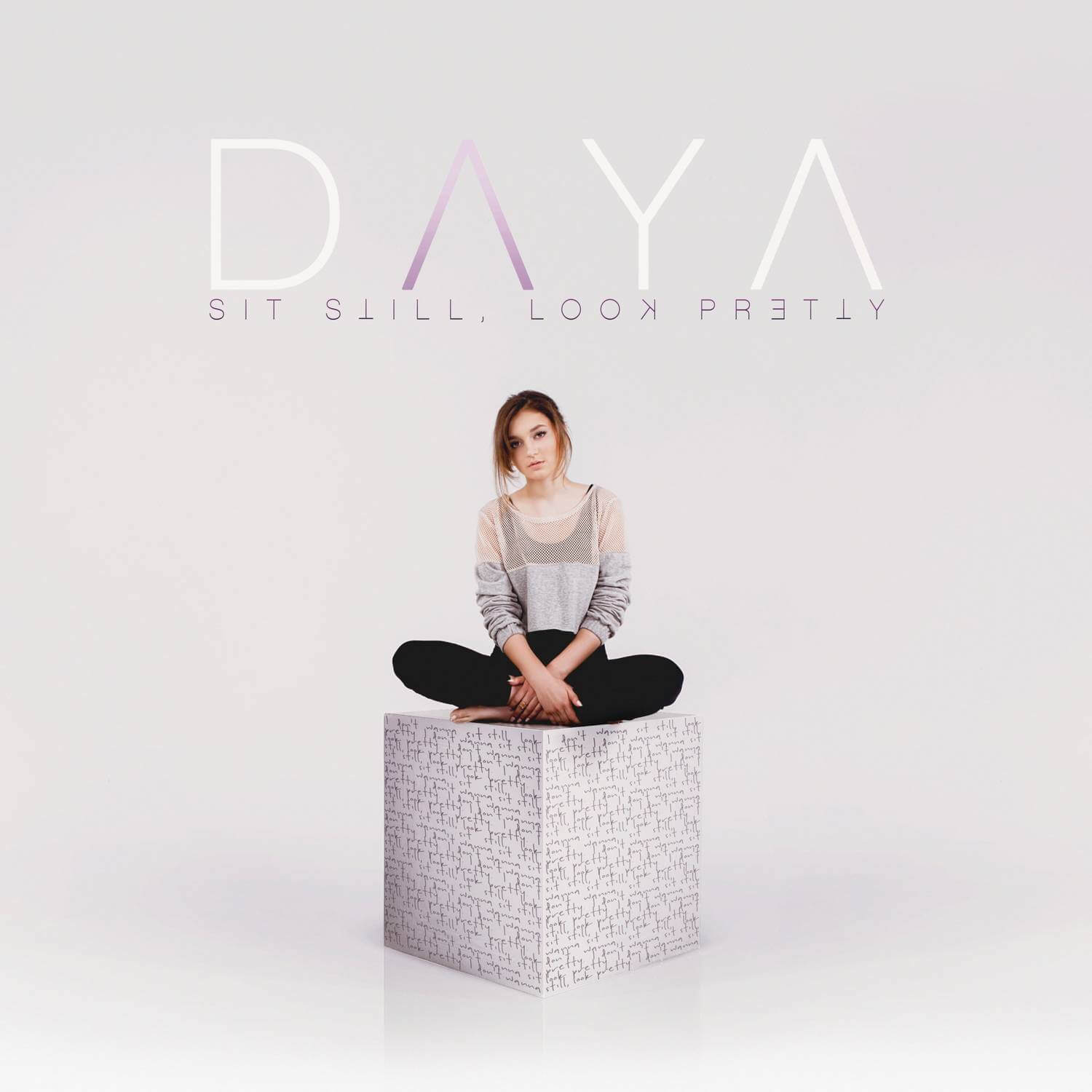 DAYA - SIT STILL, LOOK PRETTY - Album Kpop : couverture avec la chanteuse assise dans un cube, marque DAYA, visuel épuré