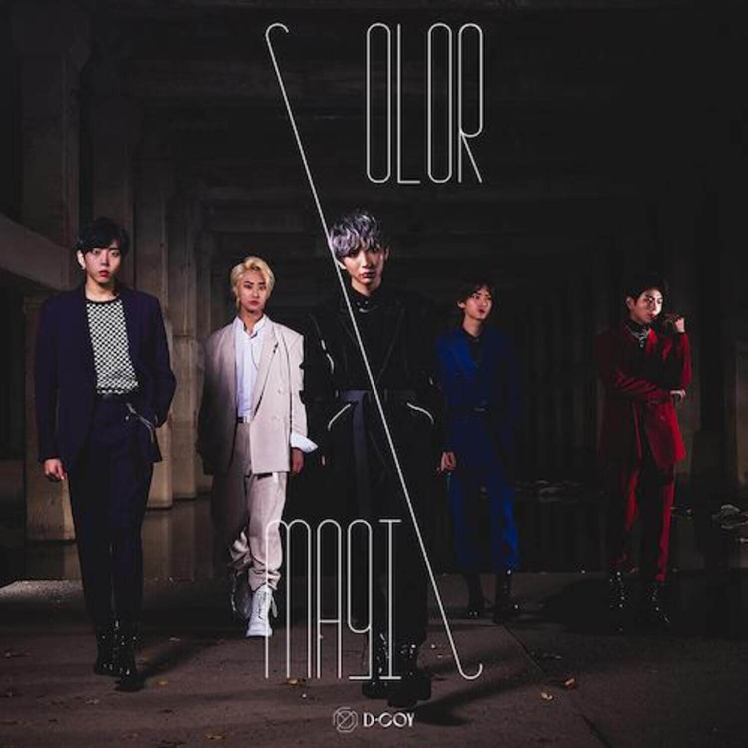 D.COY - 1st Album [COLOR MAGIC] - Album Kpop : visuel du groupe D.COY en extérieur, style mode sombre et néons.