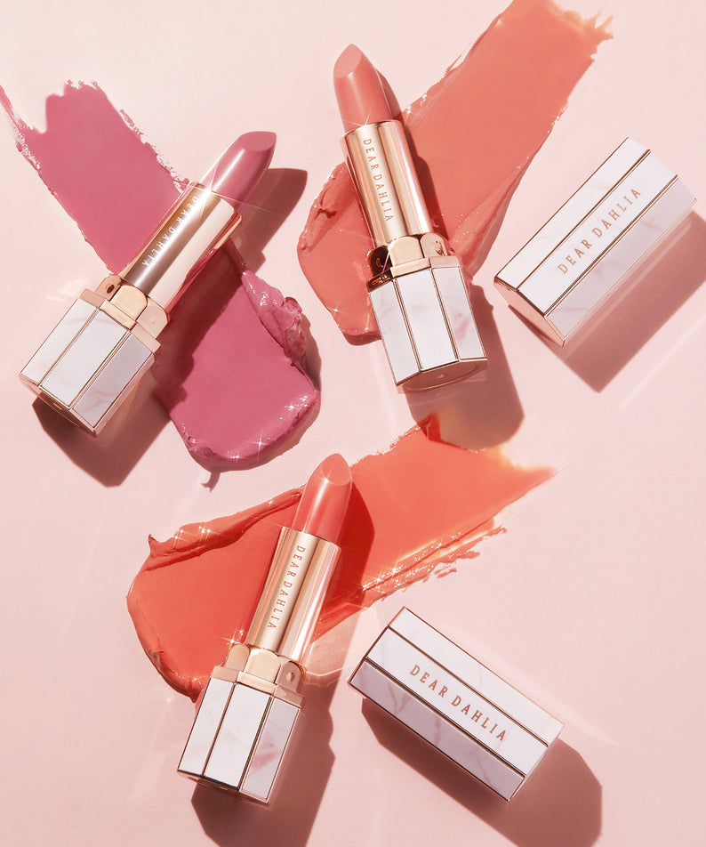 Rouges à lèvres DEAR DAHLIA Blooming Edition Lip Paradise Sheer Dew Tinted Lipstick avec swatches rose et corail.