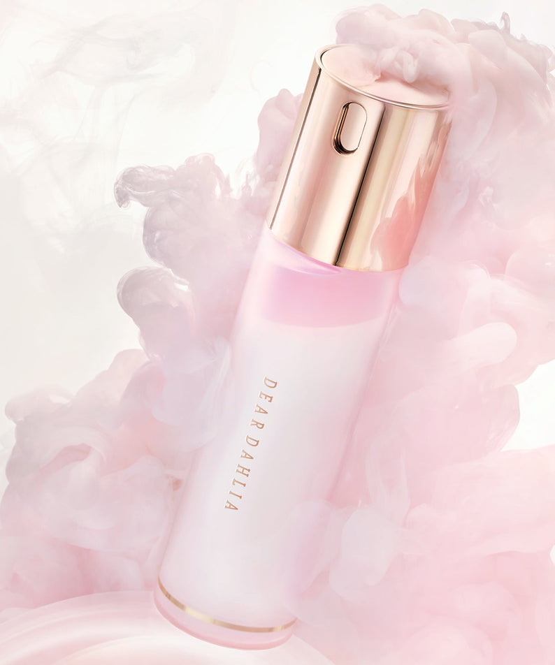 DEAR DAHLIA Endless Skin Cream Mist, brume visage rose sur fond nuageux; flacon de la marque, ambiance beauté