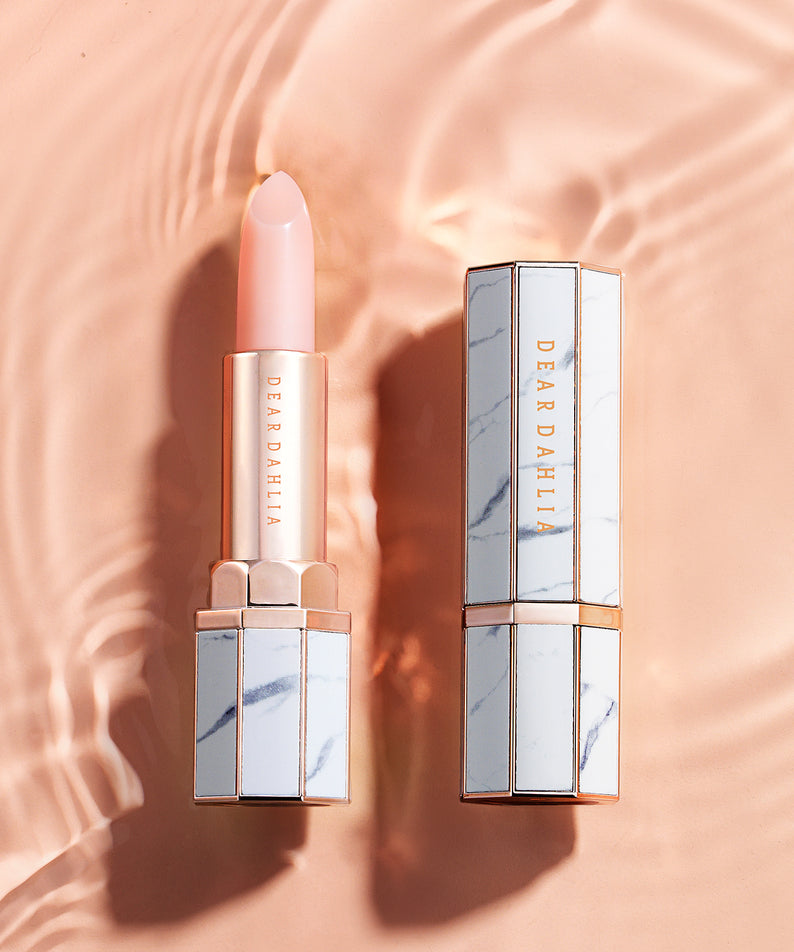 Rouge à lèvres DEAR DAHLIA Paradise Blooming Night sur fond texturé avec étui élégant, beauté et luxe combinés.