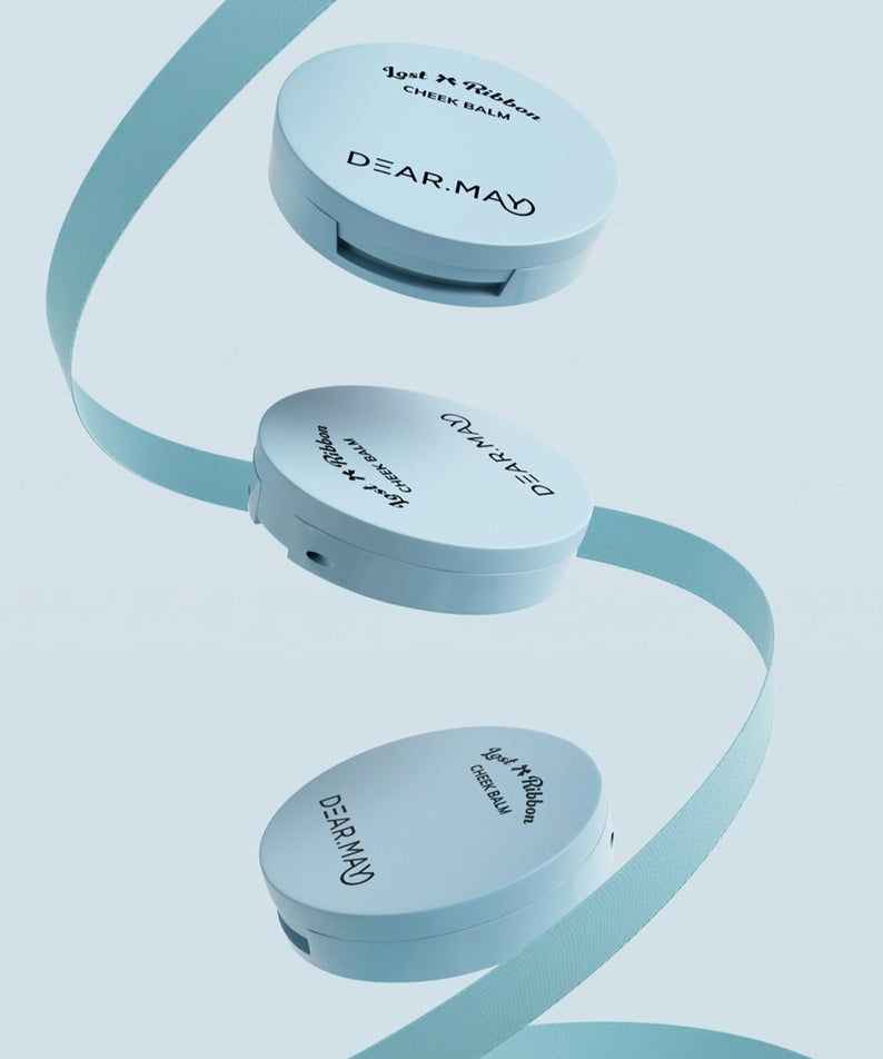 DEAR MAY Lost Ribbon Check Balm DEAR MAY, baume en pot bleu sur ruban; visuel marketing sur fond clair.