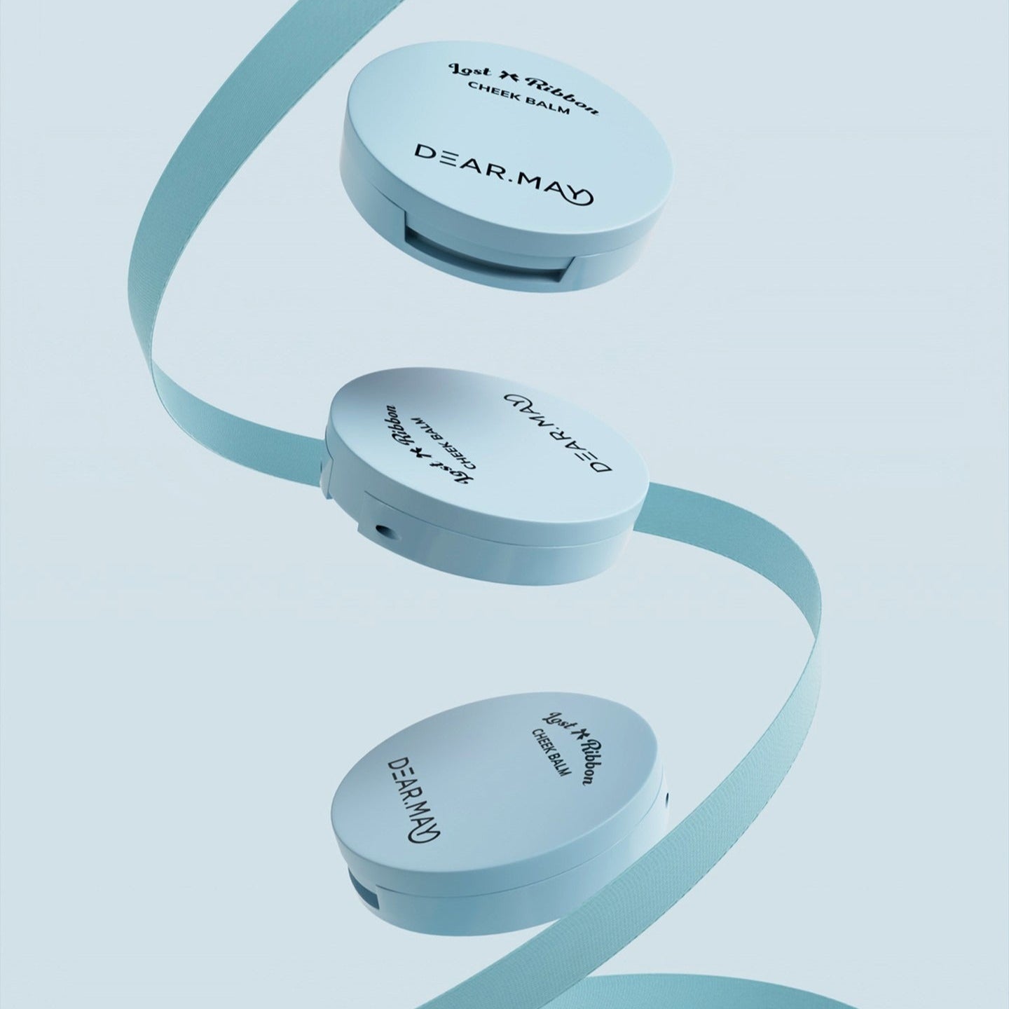 DEAR MAY Lost Ribbon Check Balm DEAR MAY, baume en pot bleu sur ruban; visuel marketing sur fond clair.