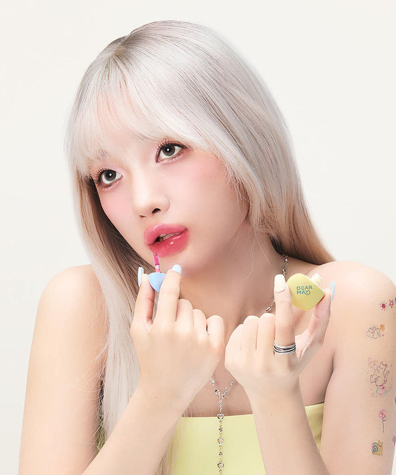 DEAR MAY Mellowpose Light Gloss par DEAR MAY sur lèvres, maquillage lumineux, maquilleuse en studio fond clair