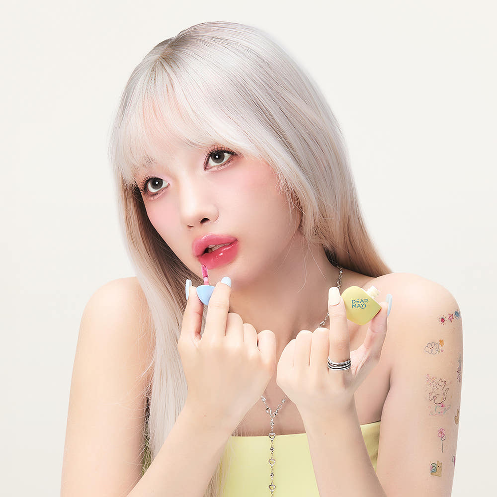 DEAR MAY Mellowpose Light Gloss par DEAR MAY sur lèvres, maquillage lumineux, maquilleuse en studio fond clair