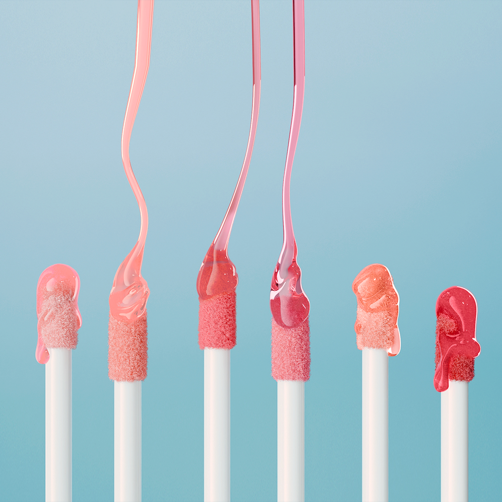 DEAR MAY Mellowpose Light Gloss, flacons et texture brillante rose, sur fond bleu; produit de la marque DEAR MAY.