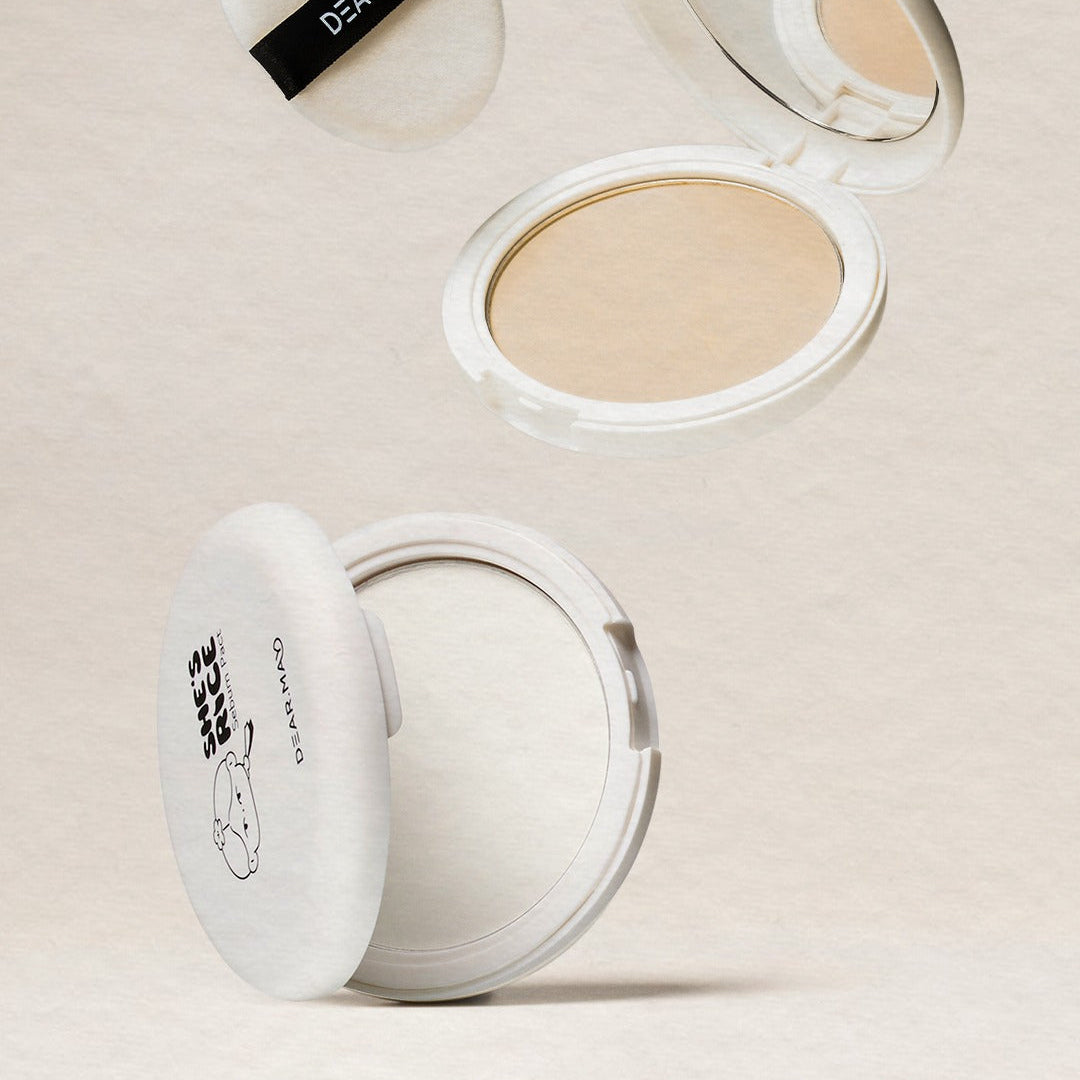 DEAR MAY She's Rice Sebum Fact 12g de la marque DEAR MAY, poudre compacte ouverte sur fond beige, contexte maquillage