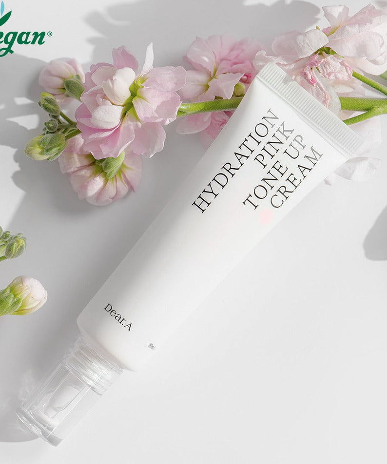 Crème DEAR.A Hydration Pink Tone-Up 30ml avec fleurs roses, soin vegan pour une peau éclatante et hydratée.