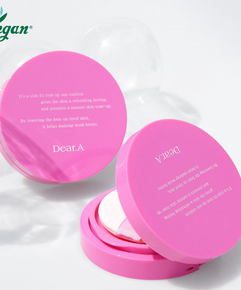 Coussins solaires DEAR.A Slim Fit Tone-Up 30ml en rose avec inscription, produit végan pour teint naturel et frais.