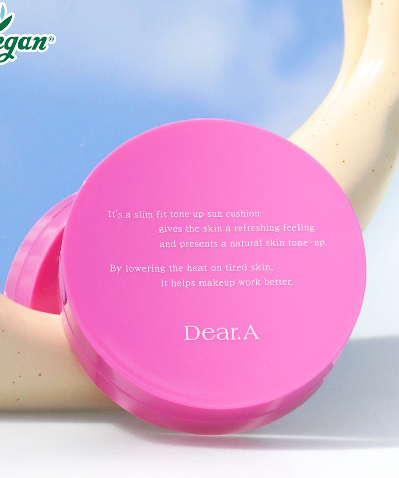 DEAR.A Slim Fit Tone-Up Sun Cushion 30ml en rose vibrant sur un fond nature, sensation rafraîchissante, vegan, embellisseur de peau.