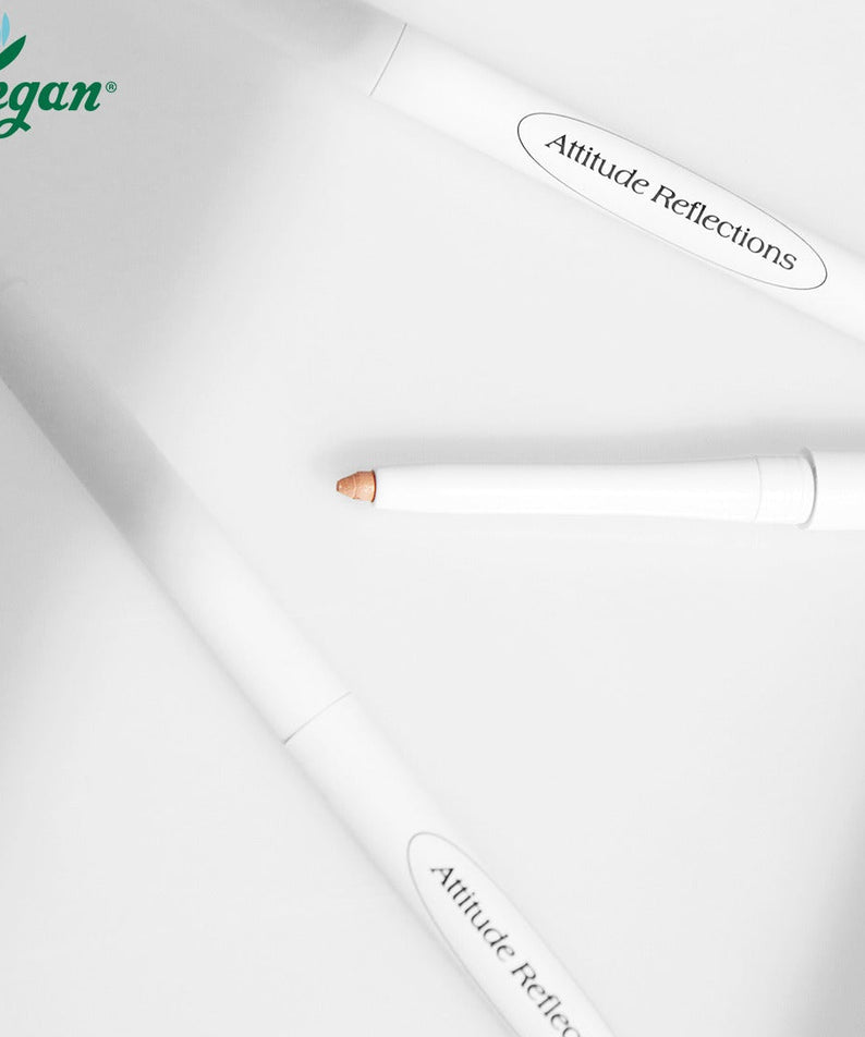 Crayon blanc DEAR.A Slim Tip Cute Eyes Maker pour des yeux mignons, produit vegan "Attitude Reflections" sur fond blanc minimaliste.