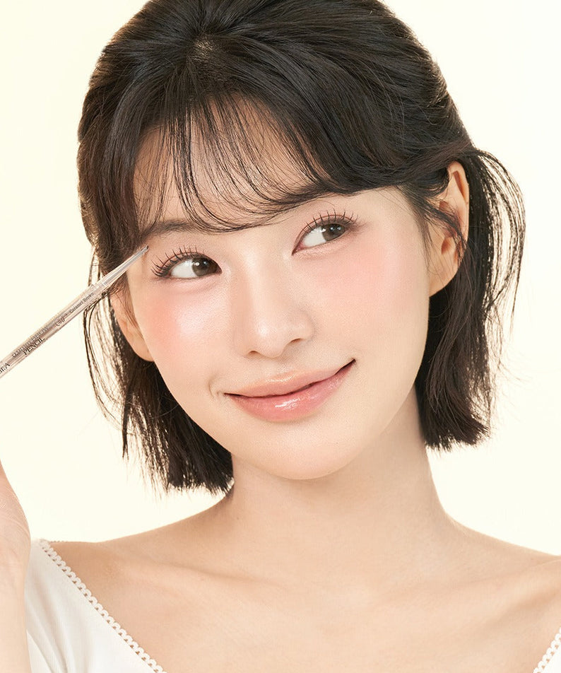 DEAR.A 0.9mm Eyebrow, marque DEAR.A, application au pinceau sur sourcils, visage portrait maquillage, fond clair