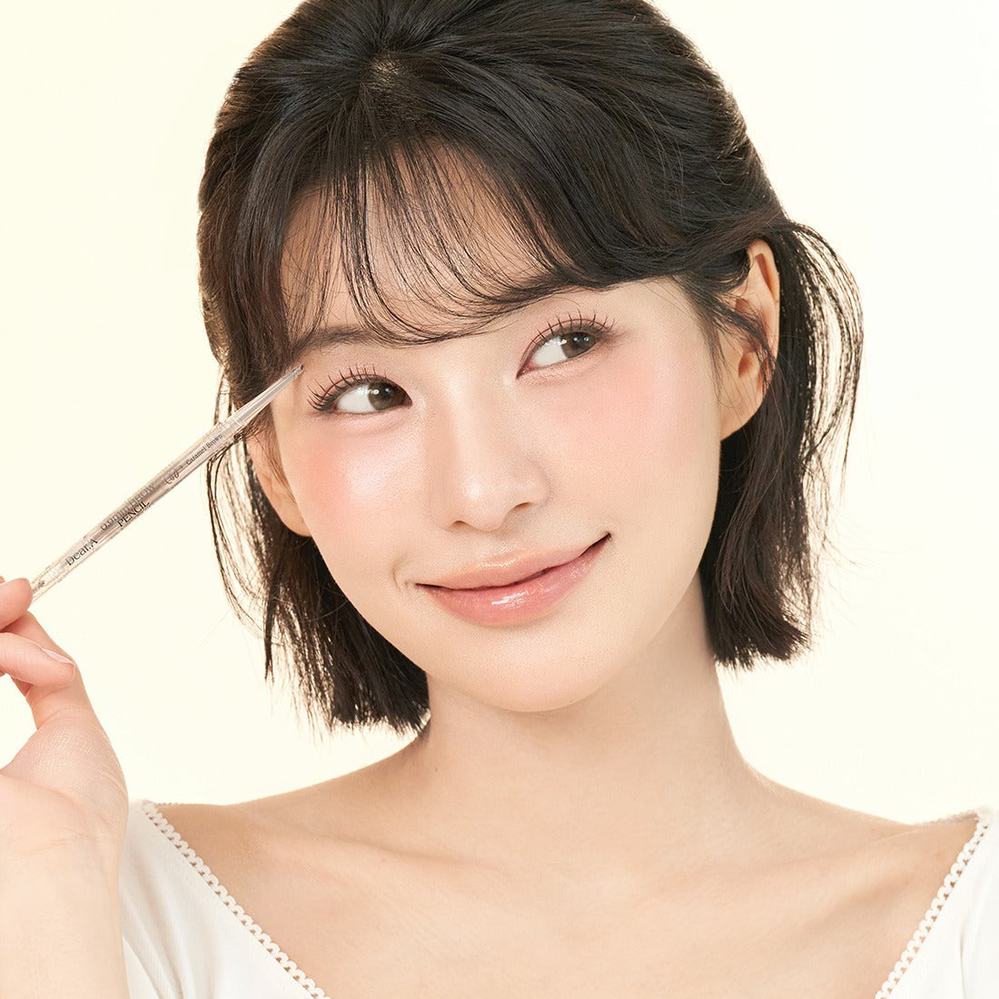 DEAR.A 0.9mm Eyebrow, marque DEAR.A, application au pinceau sur sourcils, visage portrait maquillage, fond clair