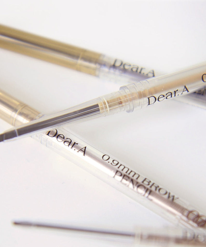 DEAR.A 0.9mm Eyebrow, stylos sourcils de la marque DEAR.A sur fond clair, visuels produits cosmétiques.