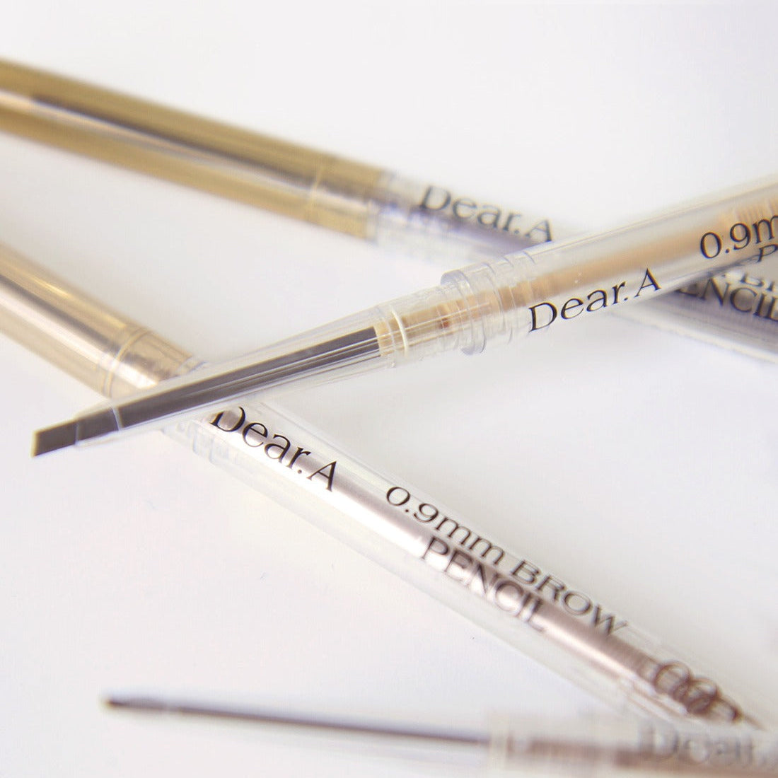 DEAR.A 0.9mm Eyebrow, stylos sourcils de la marque DEAR.A sur fond clair, visuels produits cosmétiques.