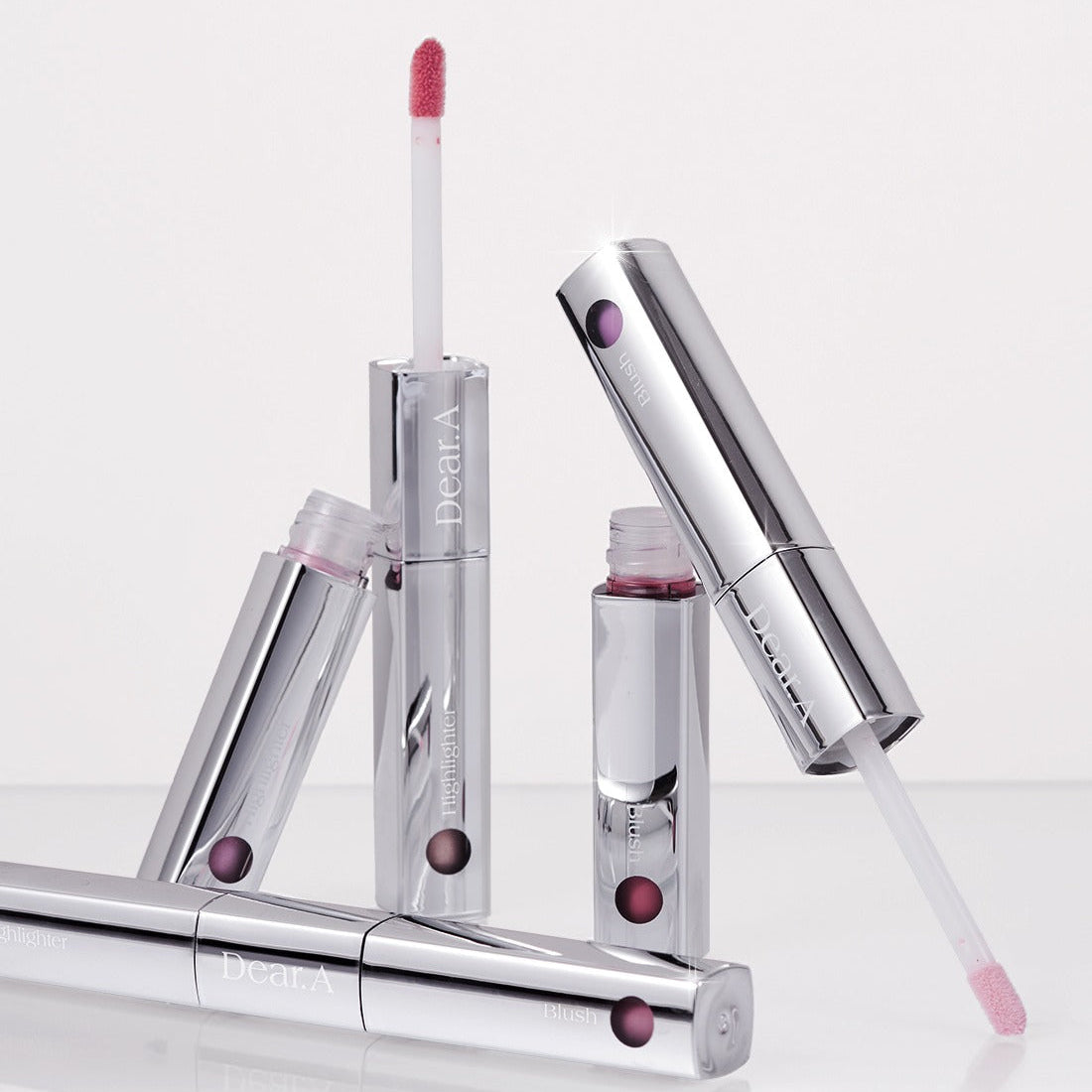 DEAR.A Blush & Beam Dual Stick de la marque DEAR.A, visuel maquillage sur fond blanc, stick blush/beam en gros plan.