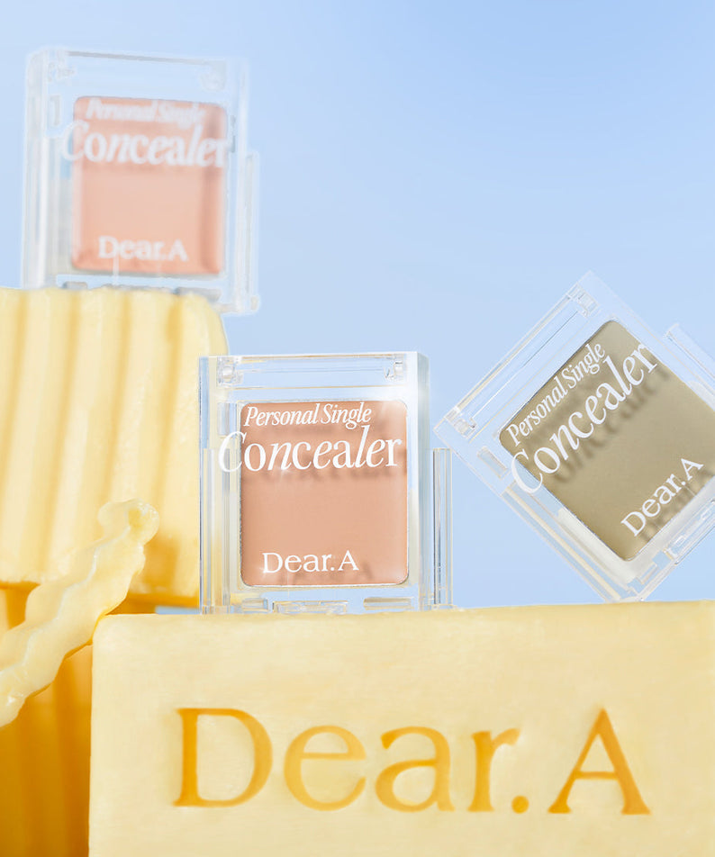 DEAR.A Single Concealer 10 Colors de la marque Dear.A, en coffrets et textures sur fond bleu clair