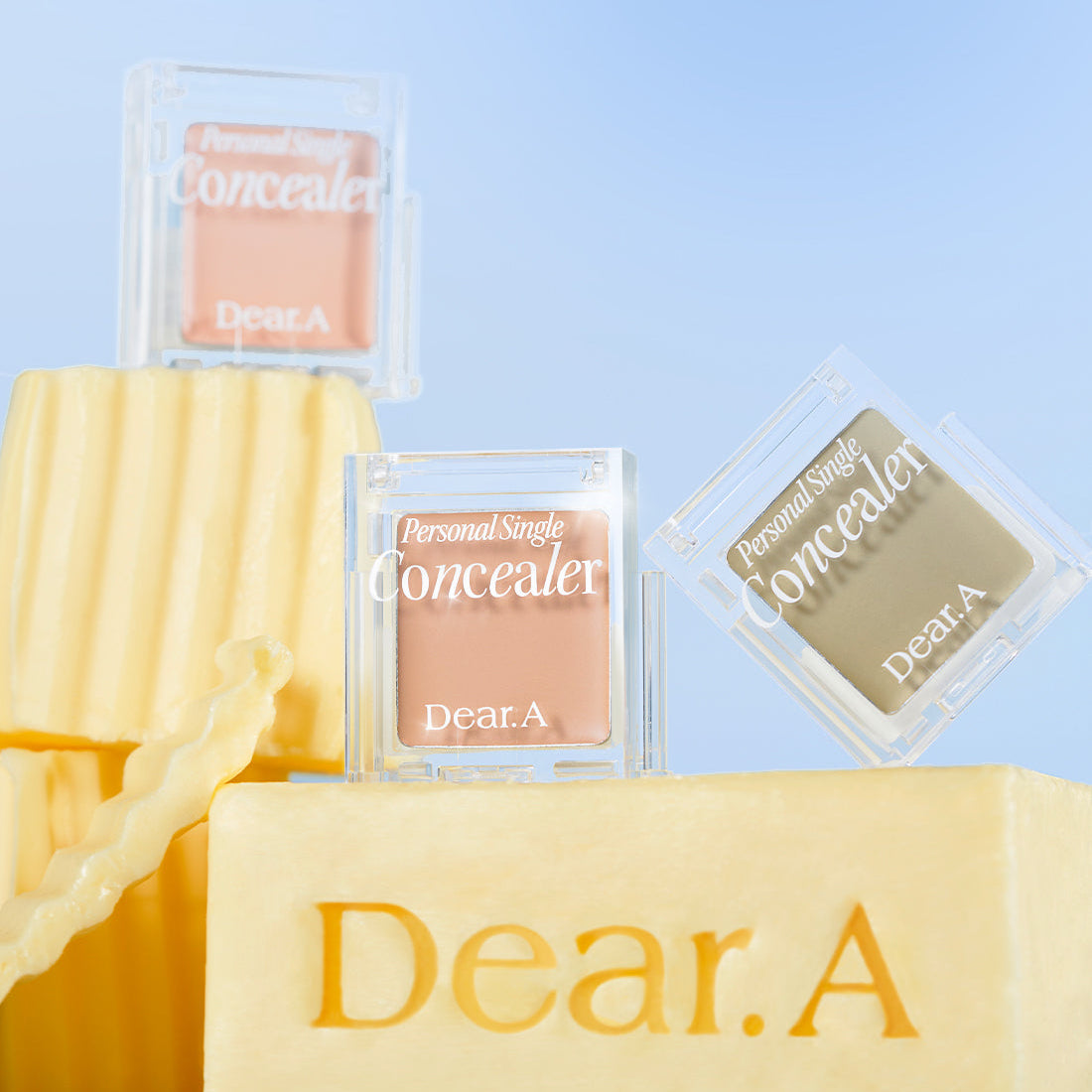 DEAR.A Single Concealer 10 Colors de la marque Dear.A, en coffrets et textures sur fond bleu clair