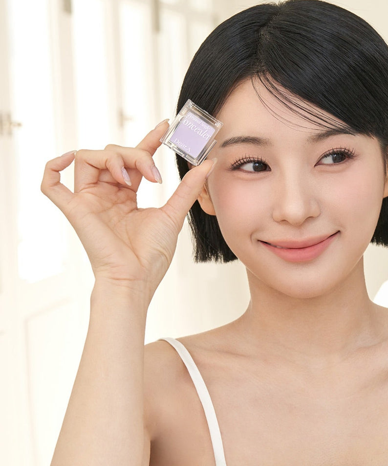 DEAR.A Single Concealer 10 Colors, flacon tenu par une femme, maquillage en lumière naturelle, marque DEAR.A