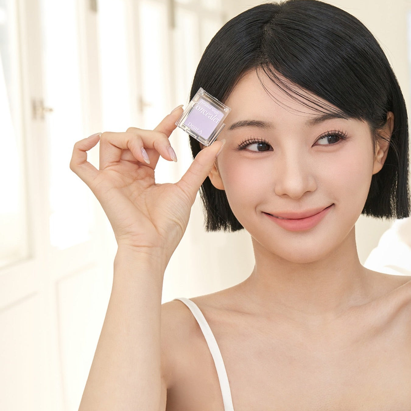 DEAR.A Single Concealer 10 Colors, flacon tenu par une femme, maquillage en lumière naturelle, marque DEAR.A