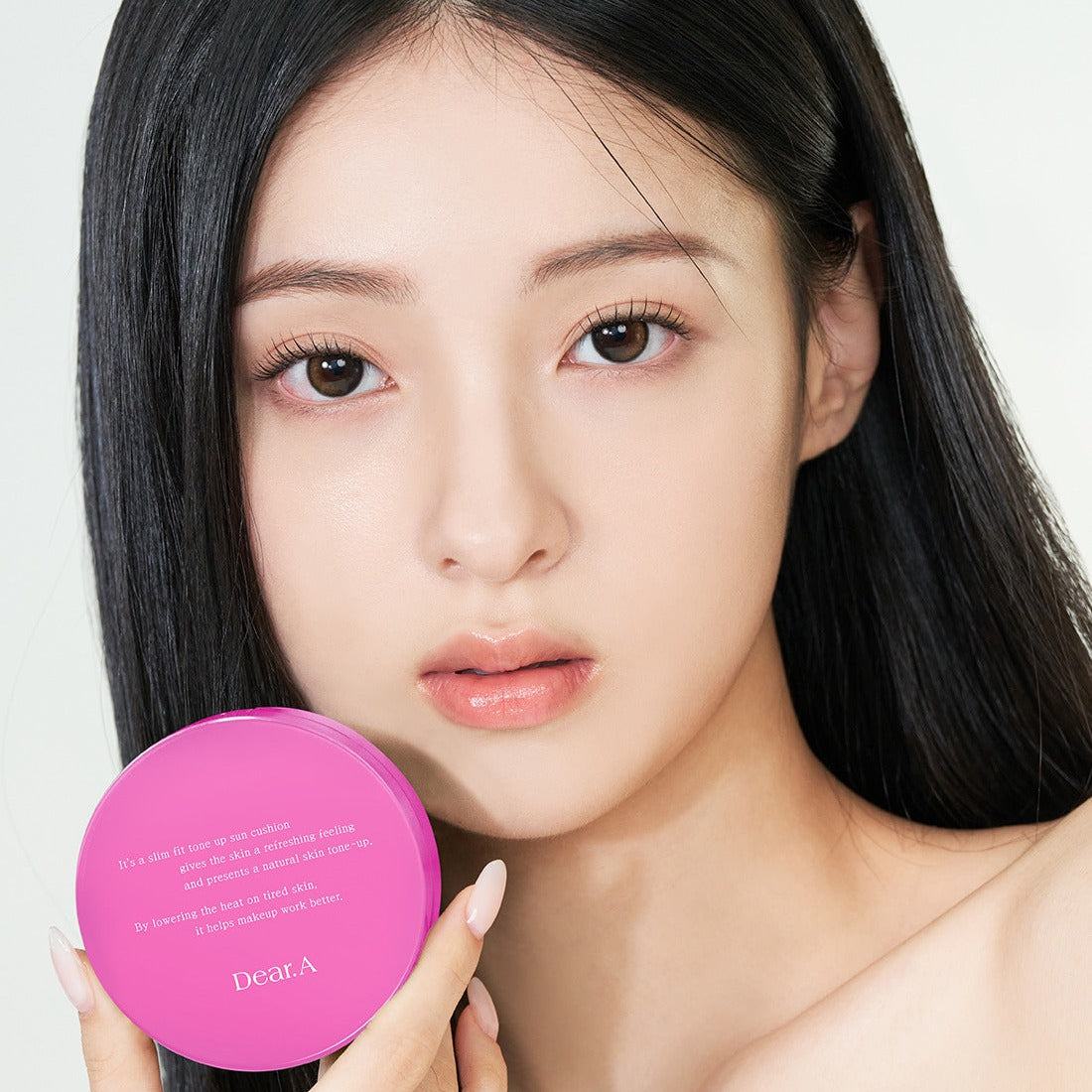 DEAR.A Slim Fit Tone-Up Sun Cushion 30ml DEAR.A, femme tenant le produit, maquillage lumineux, studio.