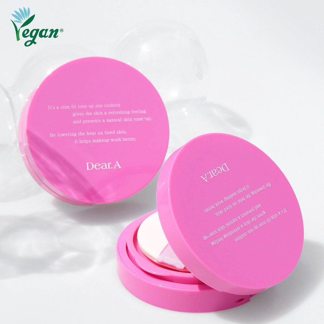 DEAR.A Slim Fit Tone-Up Sun Cushion 30ml DEAR.A en coussin soleil rose, packaging sur fond blanc, visuel beauté.