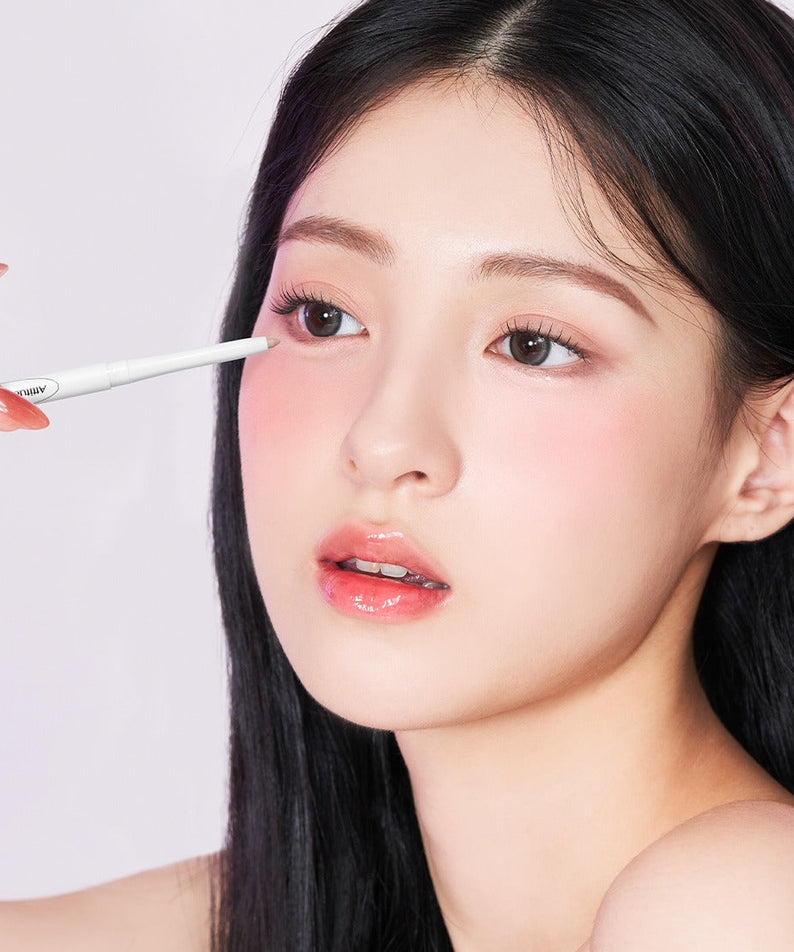 DEAR.A Slim Tip Cute Eyes Maker : maquillage des yeux avec un embout fin, main appliquant près du regard sur fond clair.