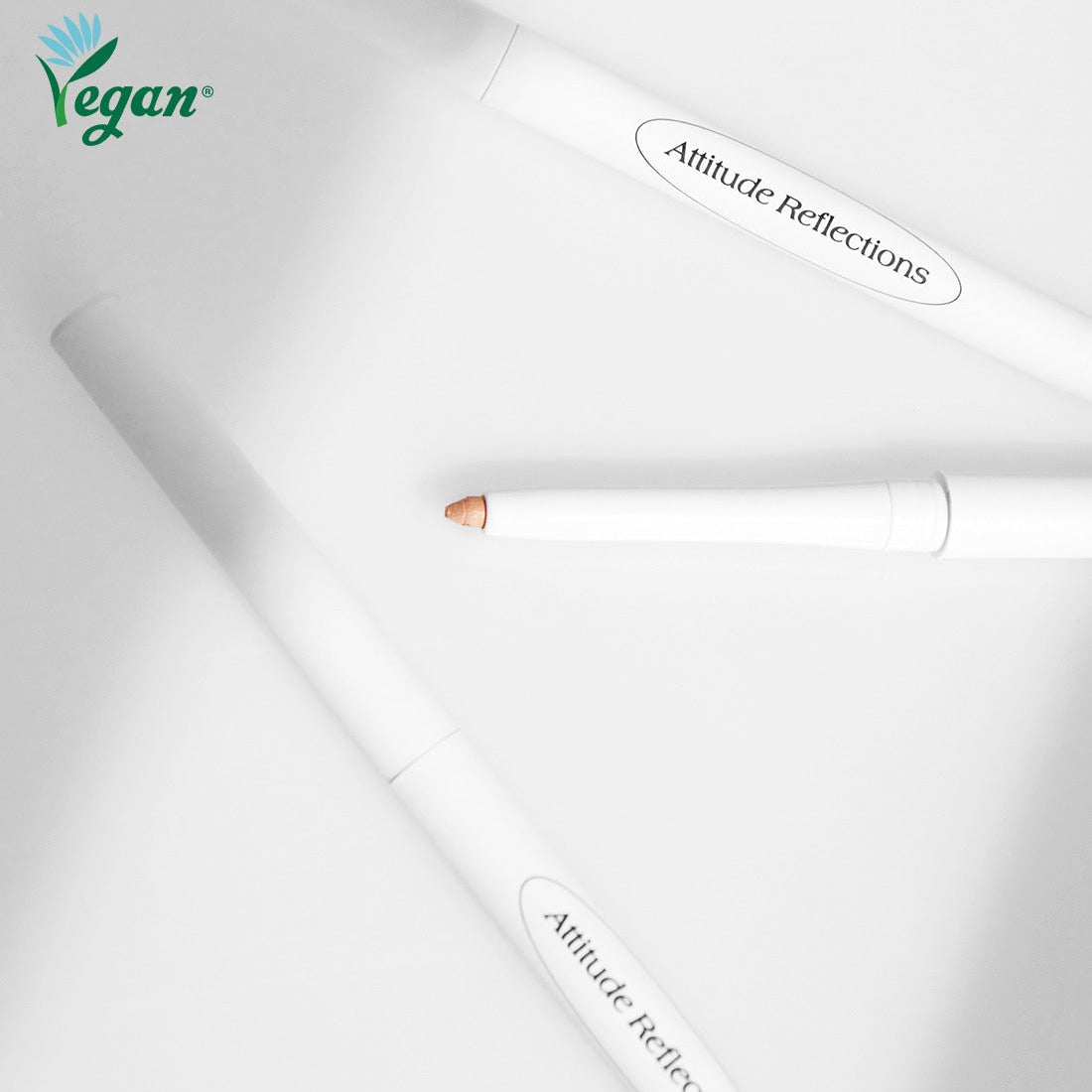 DEAR.A Slim Tip Cute Eyes Maker de DEAR.A, stylo eye-liner fin sur fond blanc, contexte maquillage minimaliste. Végane.