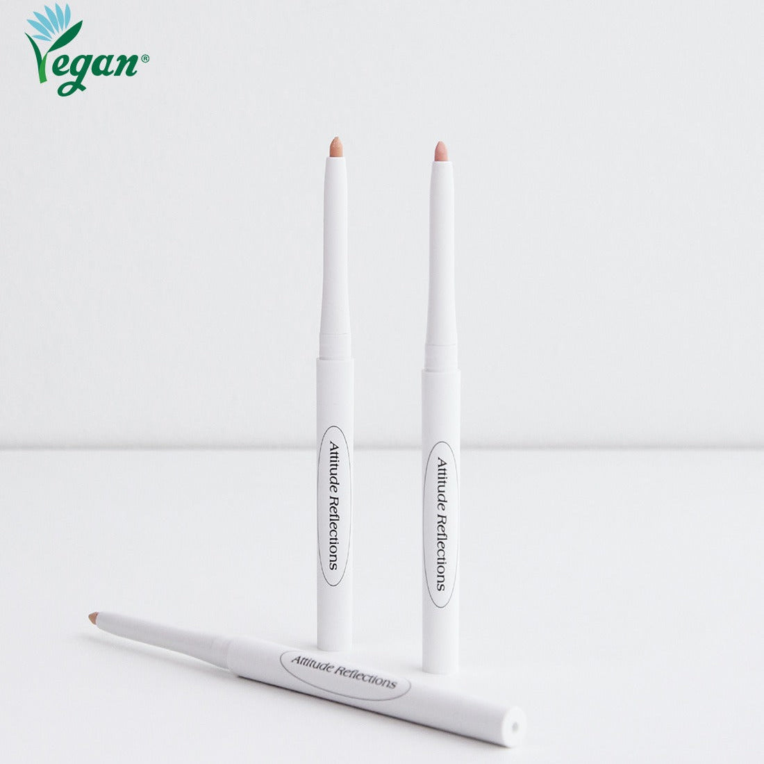 DEAR.A Slim Tip Cute Eyes Maker de la marque DEAR.A, crayons à pointe fine pour les yeux, sur fond clair.